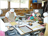 �������i